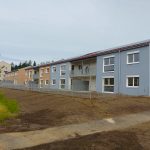 Neue Wohnanlage in Kapfenberg mit Fassaden, Balkonen und Fenstern mit Außenrollläden.