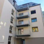 Innenhof-Fassade eines mehrgeschossigen Gebäudes in Graz-Lend mit Fenstern und Balkonen