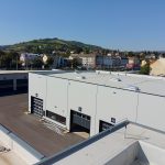 Dach- und Hofansicht des Wirtschaftshofs in Klosterneuburg mit Hallen und Toren