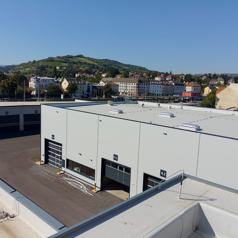 Dach- und Hofansicht des Wirtschaftshofs in Klosterneuburg mit Hallen und Toren